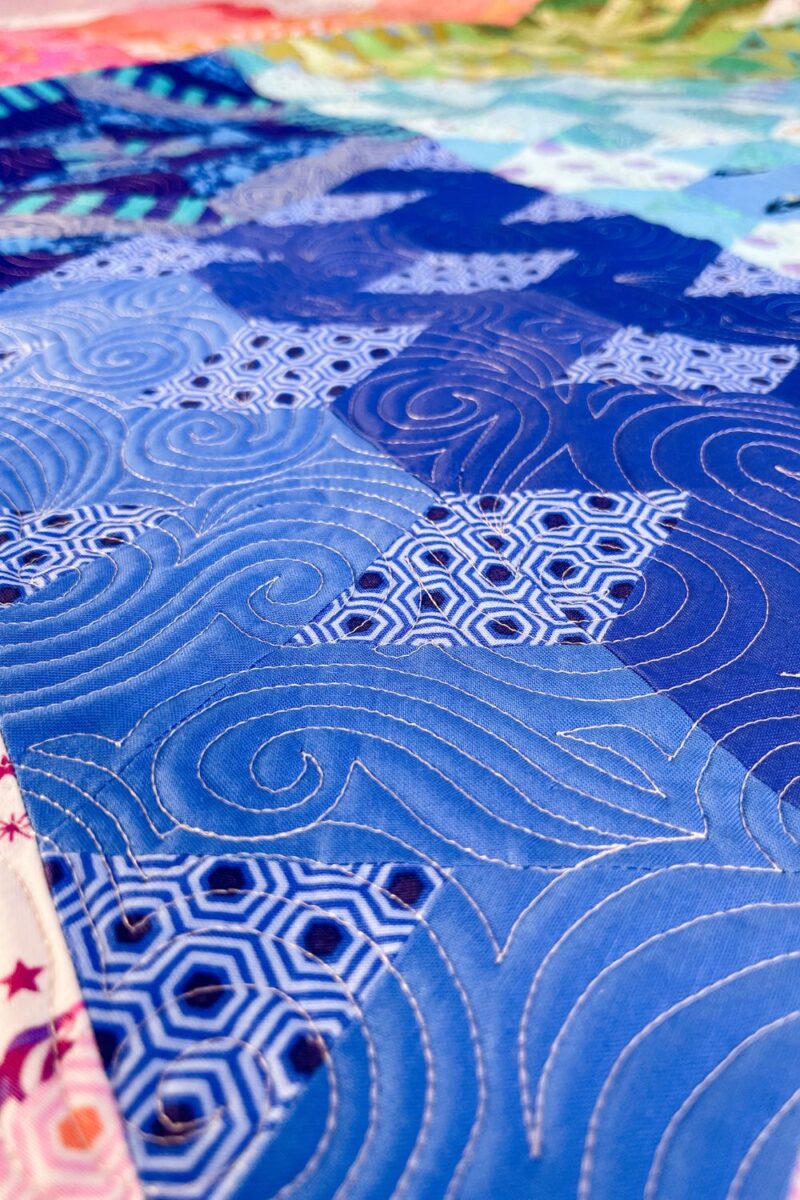 Super close up of the Echoed Swirls quilt pantograph.