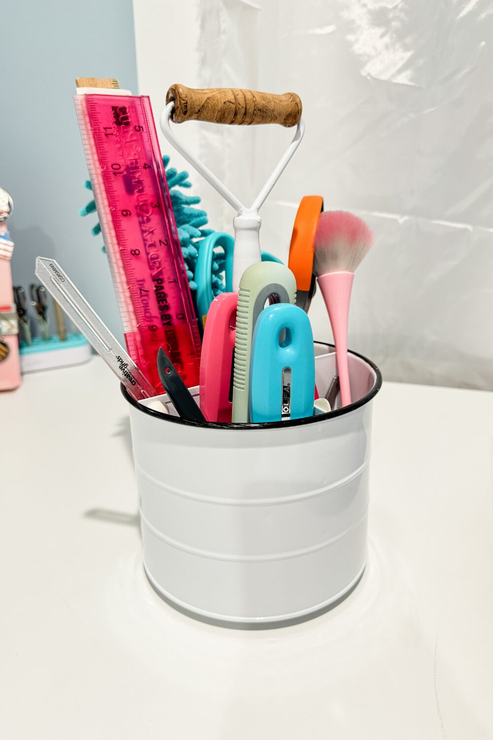 Tool caddy to store quilting tools and rotary cutters near a sewing machine