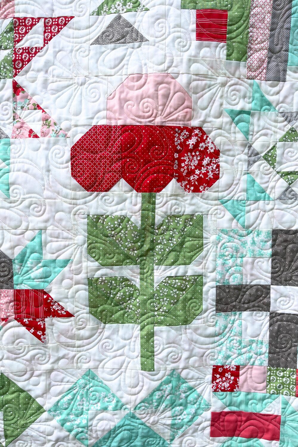 Flower block close-up from Shine Bright quilt featuring Flowers Rise Again quilting pattern.