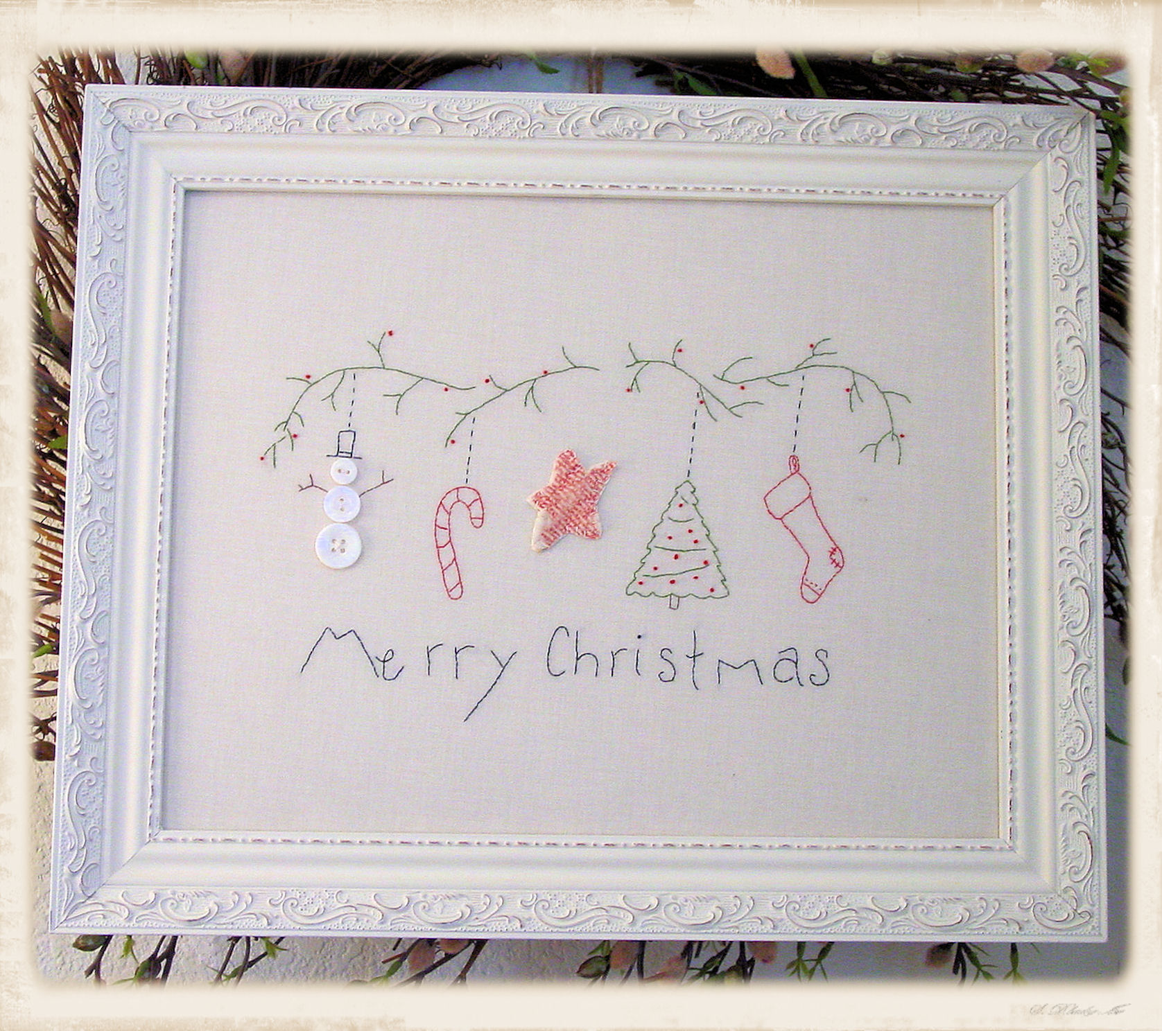 Merry Christmas embroidery pattern by Plumcute featuring stitchery with buttons and quilt fabric accents
