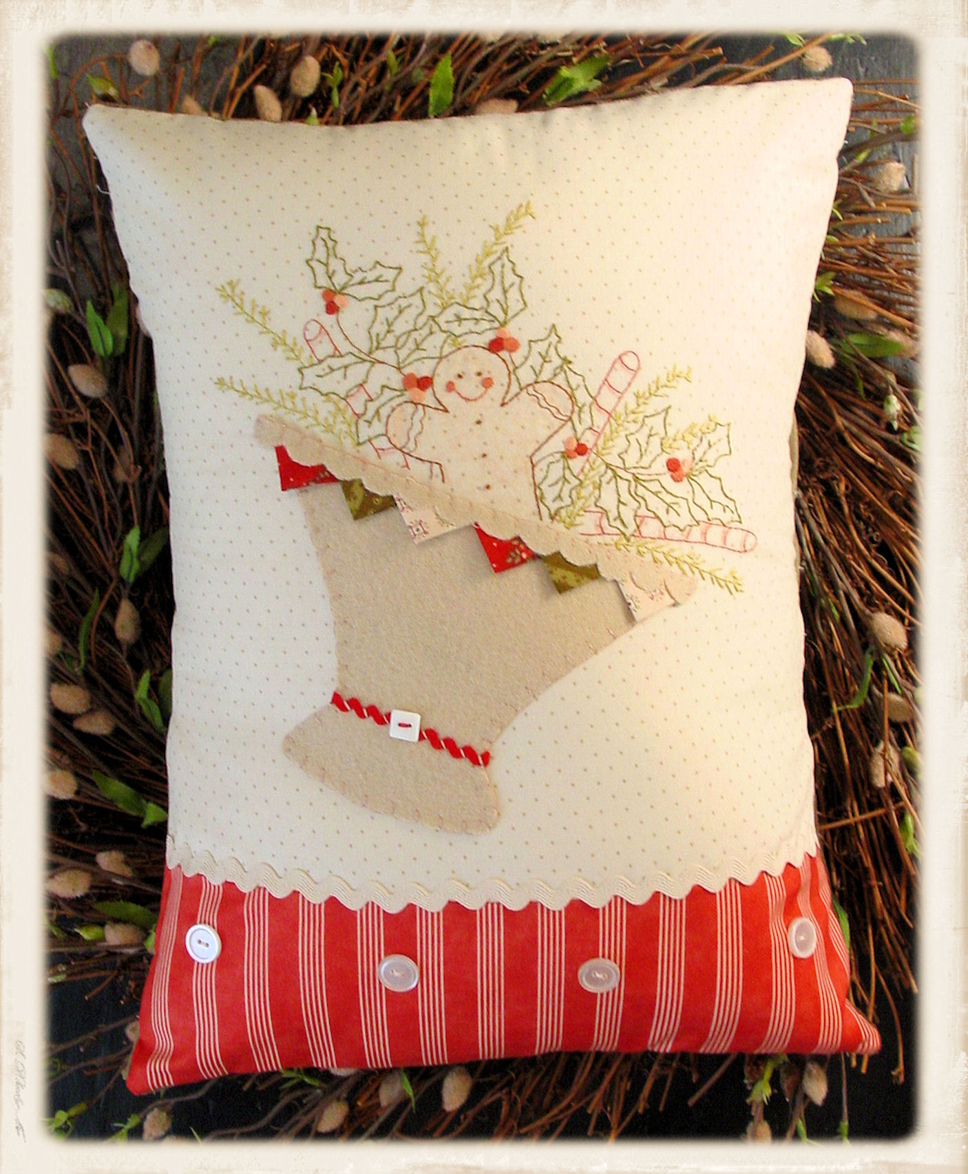 Gingerbread Christmas pillow pattern by Plumcute featuring embroidery, wool appliqué, and prairie point details